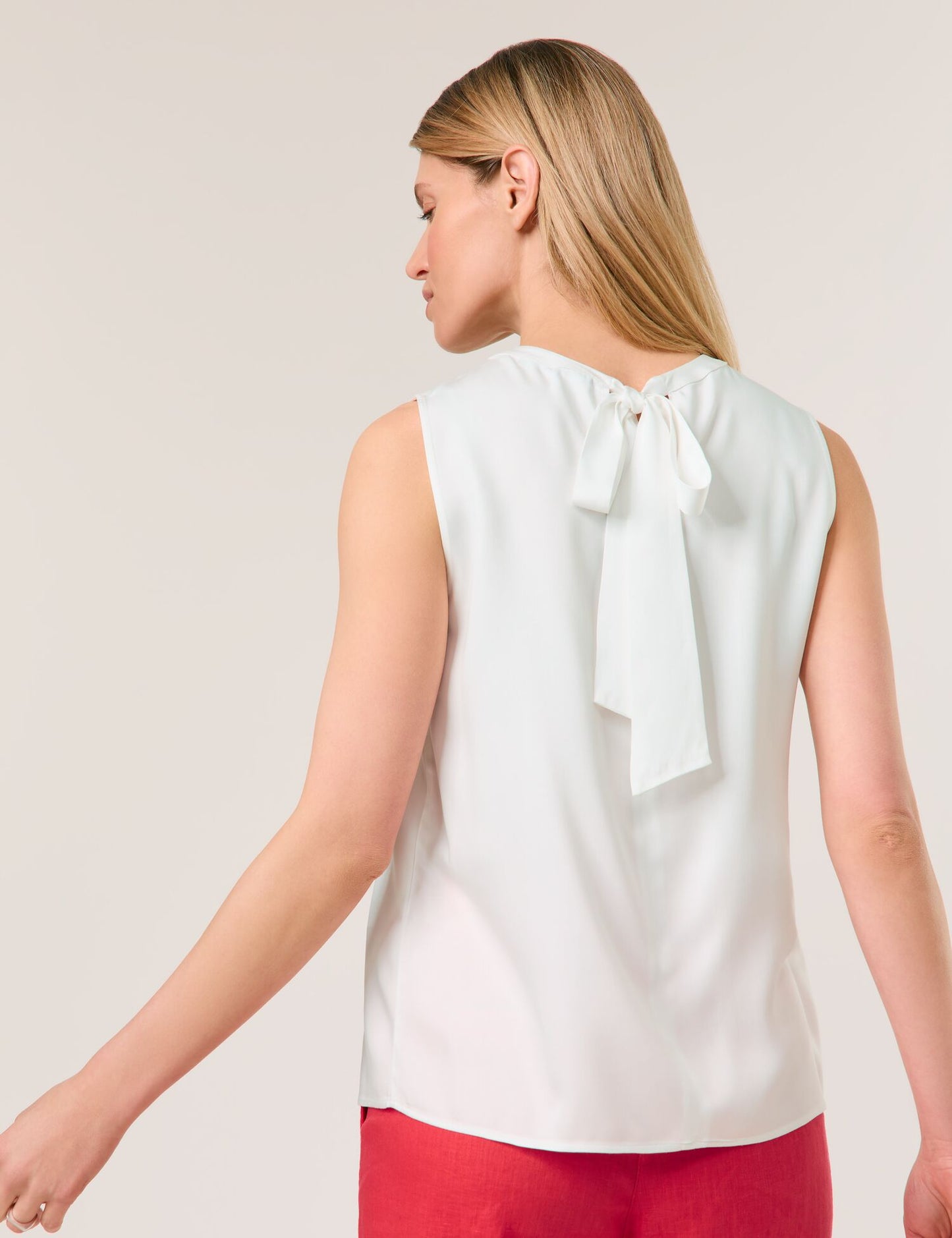 Ärmellose Bluse mit floralem Detail
