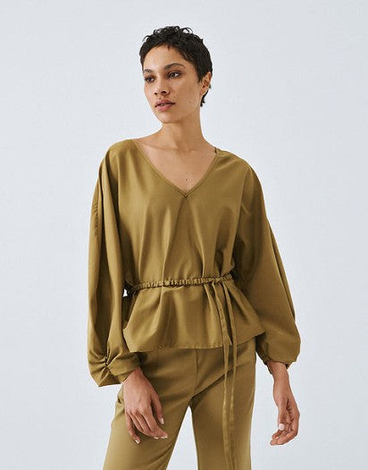 Blouse with a V-neckline and belt