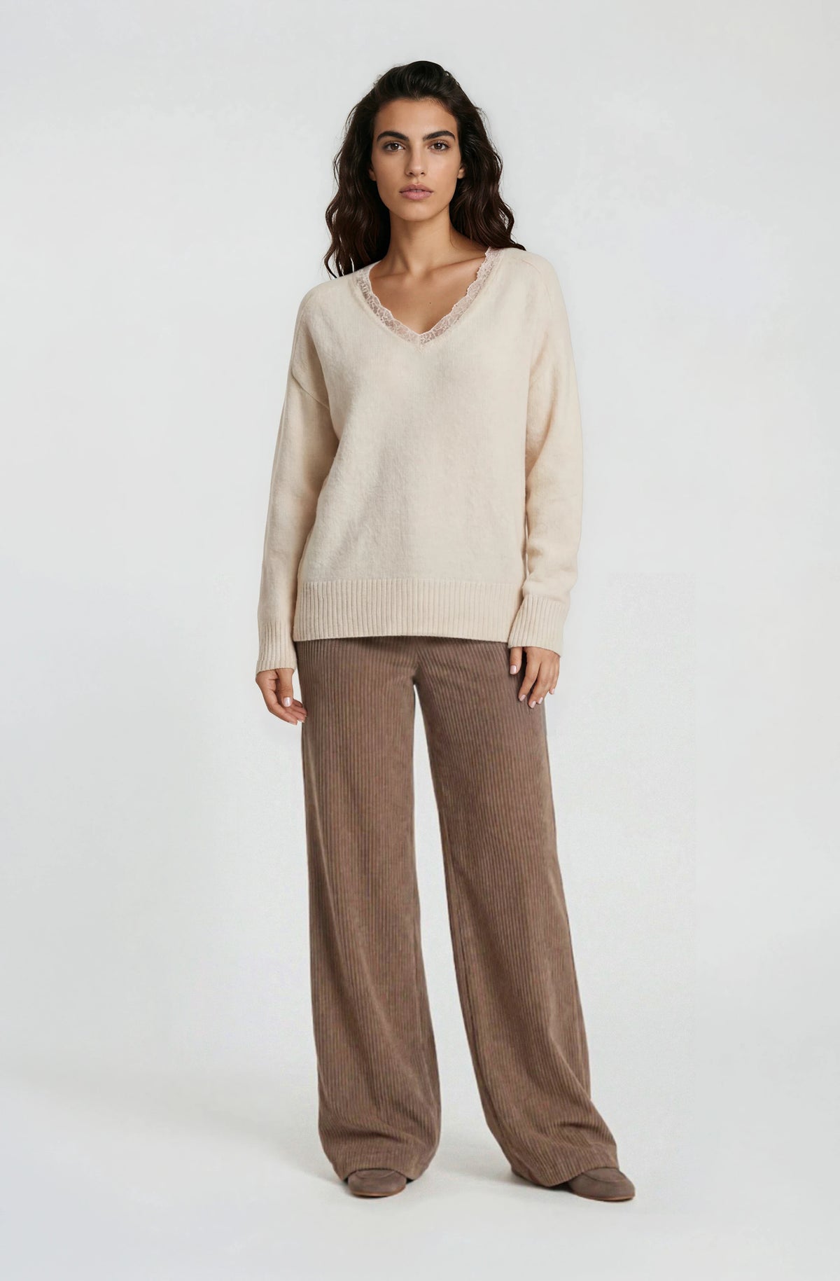 V neck 1/1 sleeve + lace at neck