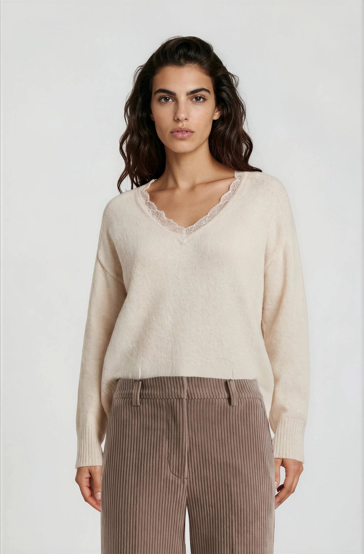V neck 1/1 sleeve + lace at neck