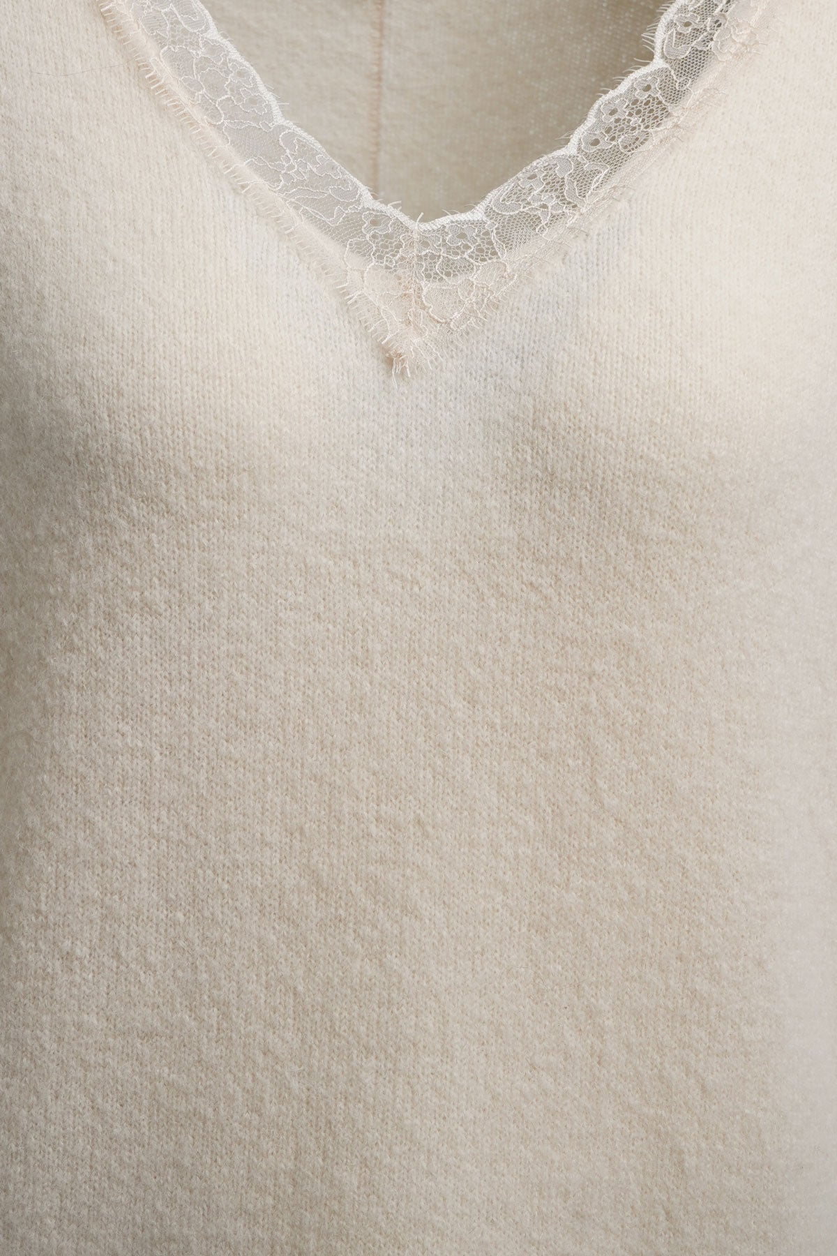 V neck 1/1 sleeve + lace at neck
